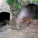 La cappella � sopraelevata e si erge su un passaggio ad arco con volta a botte da cui passava l�acqua che un tempo riempiva il fossato